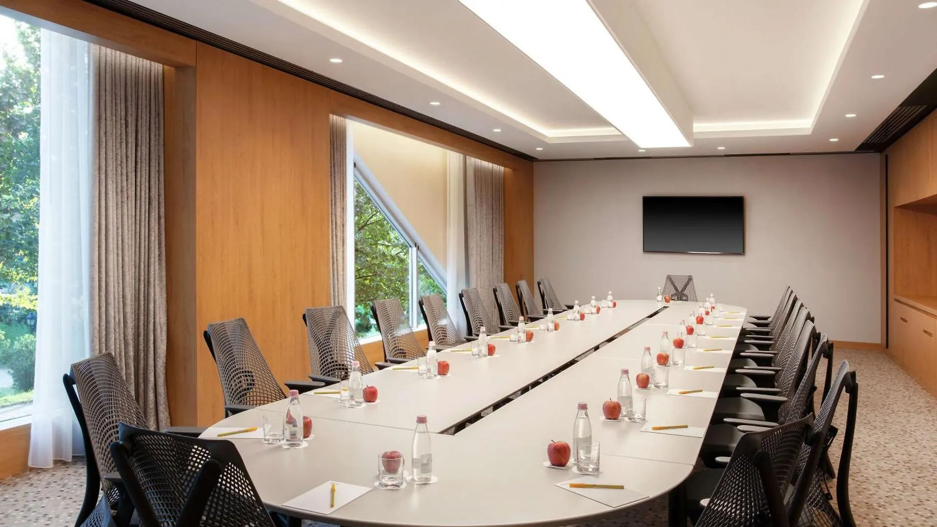 Hilton Garden Inn Τίρανα 4*,